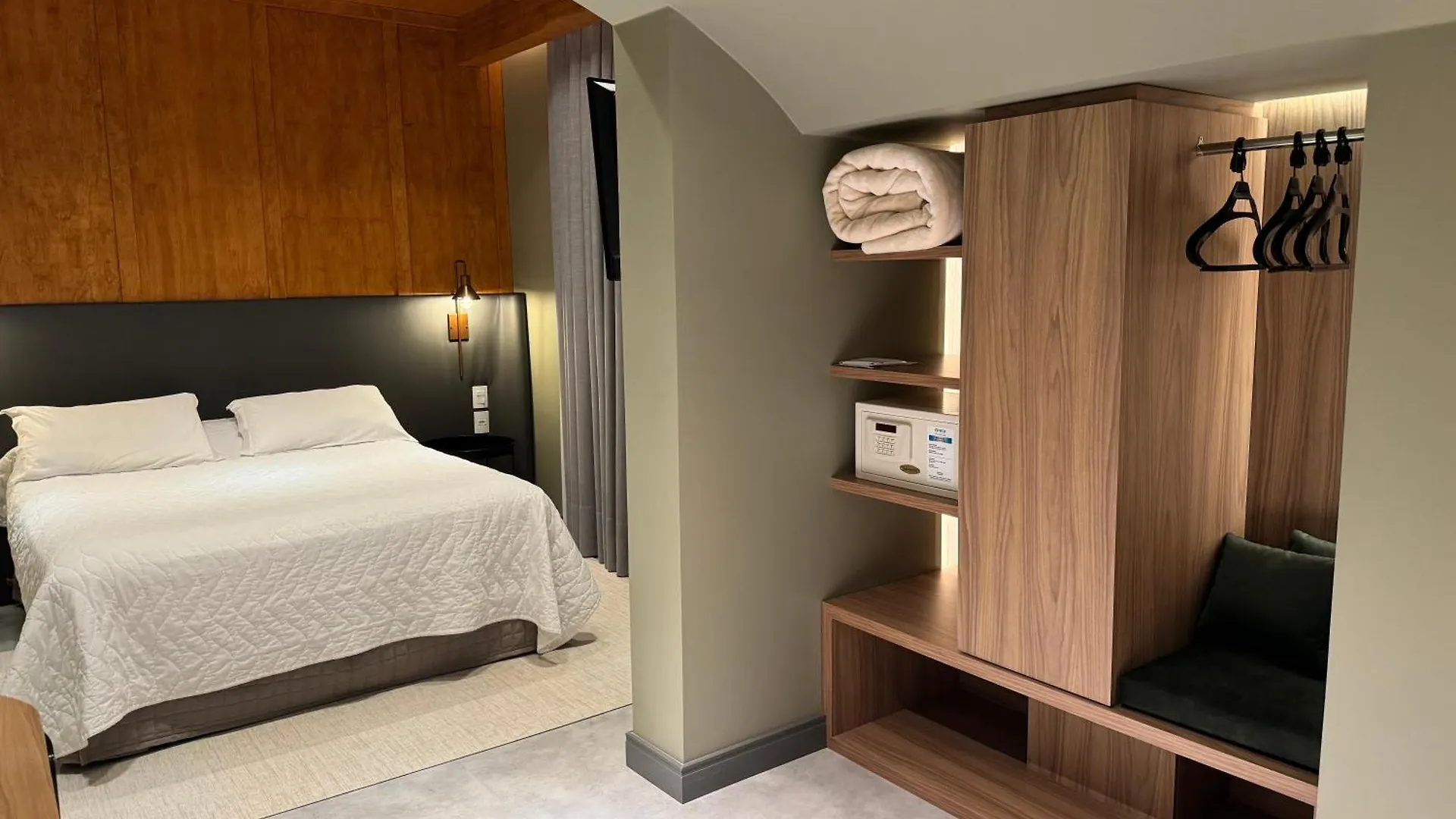 Mogano Premium Hotel - Eletroposto Chapecó 4*,
