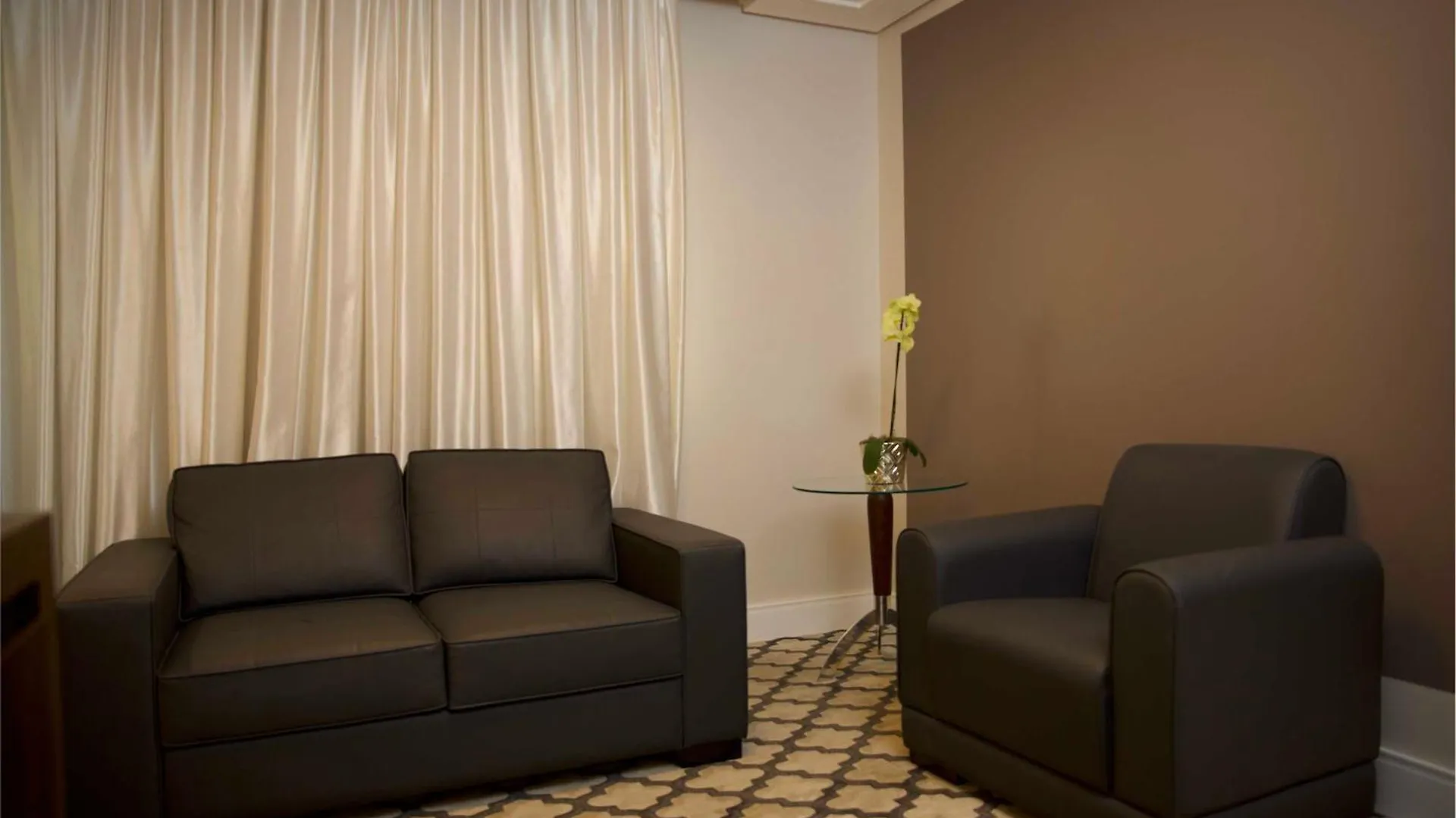 Mogano Premium Hotel - Eletroposto Chapecó